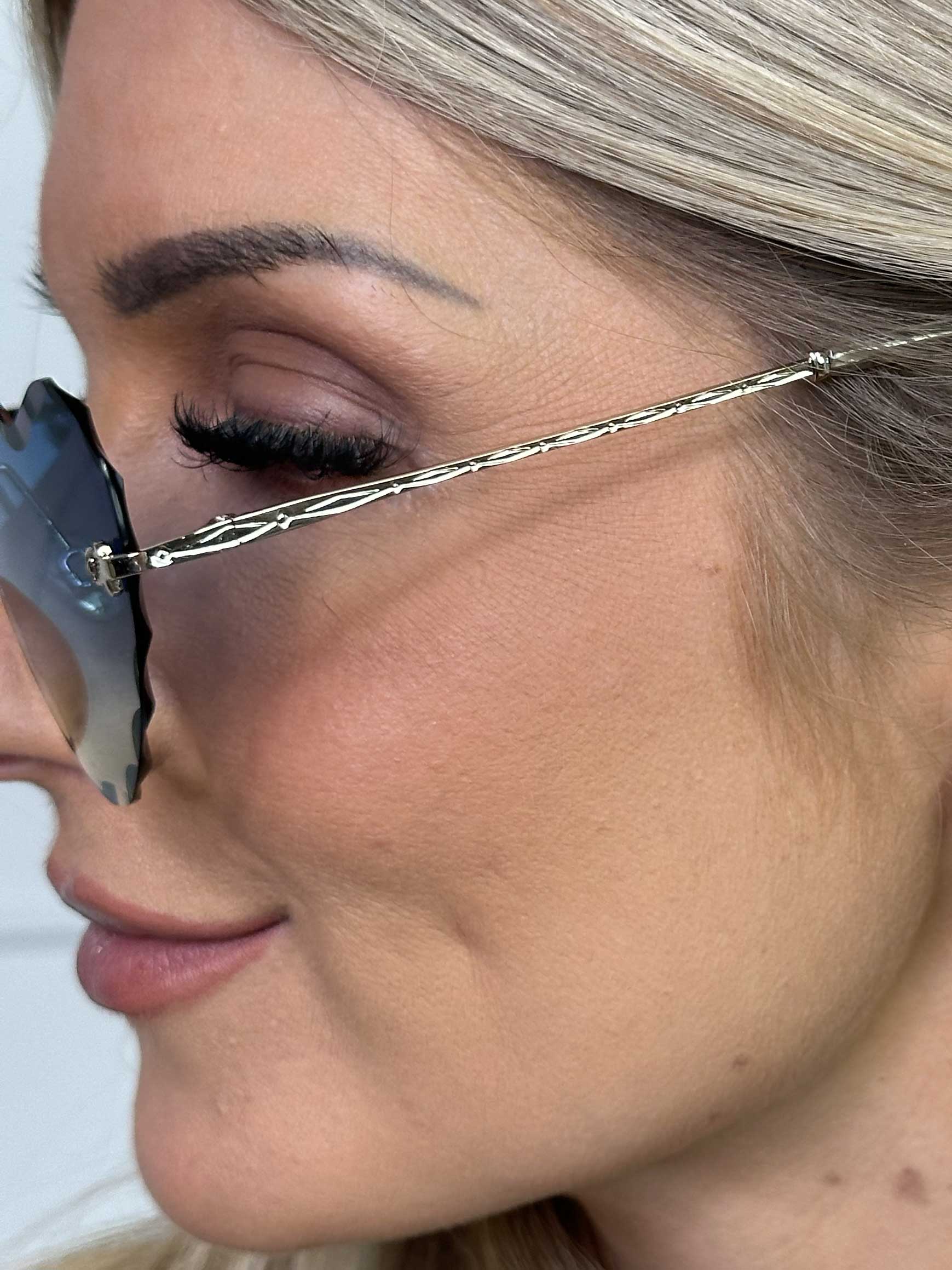 Emmas - Solglasögon med hjärtformad färgad lins